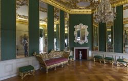 Interno del Castello di Charlottenburg a Berlino. Qui sono ospitate diverse collezioni d'arte, tra cui un'importantissima collezione di pittura francese settecentesca nonché numerose ...
