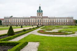 La residenza degli Hohenzollern è il castello di Charlottenburg. La sua costruzione è iniziata alla fine del Seciento ed è proseguita con numerose modifiche durante tutto ...
