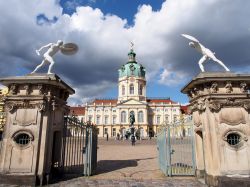La visita al Palazzo di Charlottenburg (Schloss Charlottenburg), una delle residenze più belle di Berlino, si può effettuare nelle giornate di apertura (dal martedì alla ...