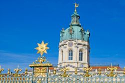 Il  dettaglio della cancellata in ferro battuto e della cupola del palazzo di Schloss Charlottenburg a Berlino. La cupola fa parte del progetto originale dell'edificio, mentre ...