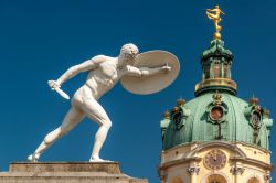 Statua all'ingresso del cortile di Schloss Charlottenburg a Berlino, il più grande edificio della capitale tedesca ad essere sopavvissuto alla Seconda Guerra Mondiale nonostante i ...