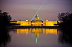 Vista notturna del parco di Charlottenburg illuminato a Berlino. Il palazzo (Schloss) si riflette sulle acque del laghetto Karpfenteich, che riceve l'acqua dalla Sprea - foto © CCat82 ...