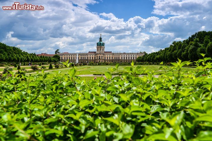 Immagine La grande residenza del Castello di Charlottenburg e il suo ampio giardino che lo circonda costeggiando il corso della Sprea. La superficie totale dello Schlossgarten è di 55 ettari - foto © Grzegorz_Pakula / Shutterstock.com