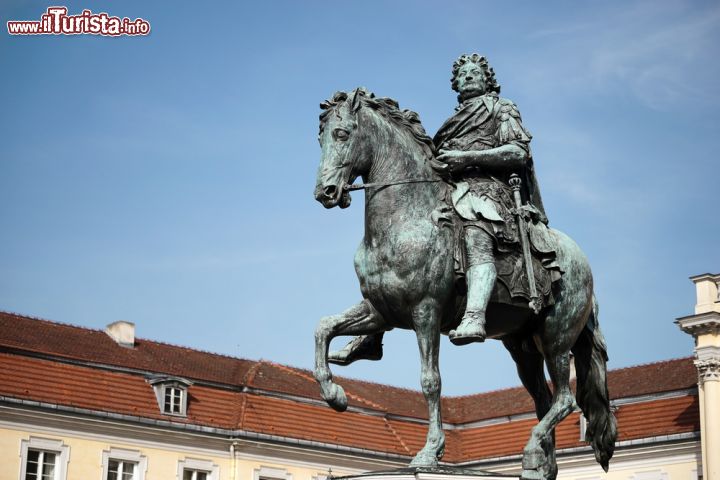 Immagine La statua di Federico il Grande al Palazzo Charlottenburg di Berlino. Il Re Federico II di Hohenzollern (detto appunto Federico il Grande) governò sull'allora Prussia nella seconda metà del XVIII secolo - foto © Philip Bird LRPS CPAGB / Shutterstock.com