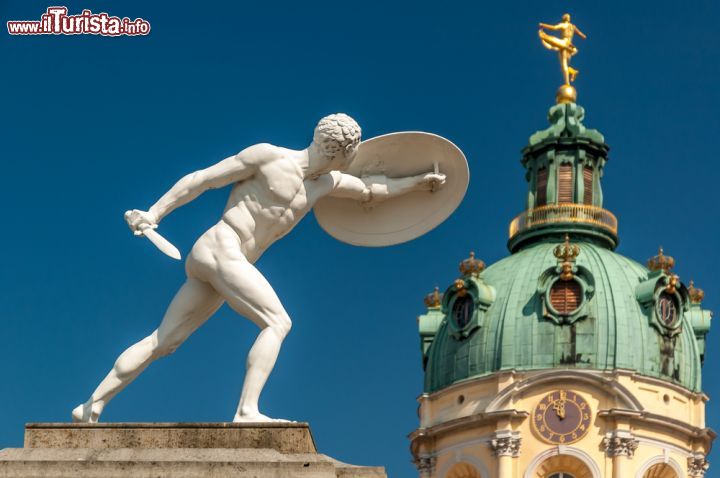 Immagine Statua all'ingresso del cortile di Schloss Charlottenburg a Berlino, il più grande edificio della capitale tedesca ad essere sopavvissuto alla Seconda Guerra Mondiale nonostante i gravi danni subiti - foto © Jeff Whyte / Shutterstock.com