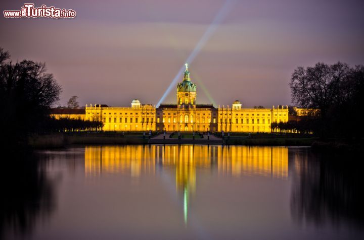 Immagine Vista notturna del parco di Charlottenburg illuminato a Berlino. Il palazzo (Schloss) si riflette sulle acque del laghetto Karpfenteich, che riceve l'acqua dalla Sprea - foto © CCat82 / Shutterstock.com