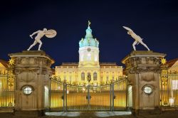 Una fotografia notturna del Palazzo Charlottenburg a Berlino. L'edificio si trova a pochi passi dal corso della Sprea, il fiume che attraversa la capitale tedesca - foto © Christian ...