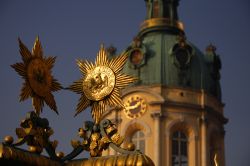 Un particolare della cancellata di Palazzo Charlottenburg a Berlino. Molte delle finiture esterne, così come quelle interne, si rifanno allo stile barocco italiano e al rococò ...