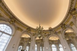 Una sala all'interno del castello di Schloss Charlottenburg a Berlino. Le sontuose ed eleganti stanze sono realizzate con temi e stili diversi, dal barocco al rococò - foto © ...