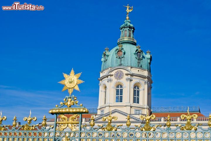 Immagine Il  dettaglio della cancellata in ferro battuto e della cupola del palazzo di Schloss Charlottenburg a Berlino. La cupola fa parte del progetto originale dell'edificio, mentre nuove ali del palazzo sono state aggiunte nei secoli successivi - foto © byggarn.se / Shutterstock.com