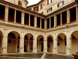 Il Chiostro di Santa Maria della Pace, conosciuto con il nome del Chiostro del Bramante ospita numerose esposzioni d'arte a Roma