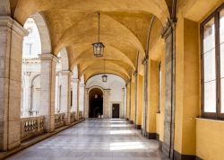 La loggia superiore del Chiostro del Bramante ...