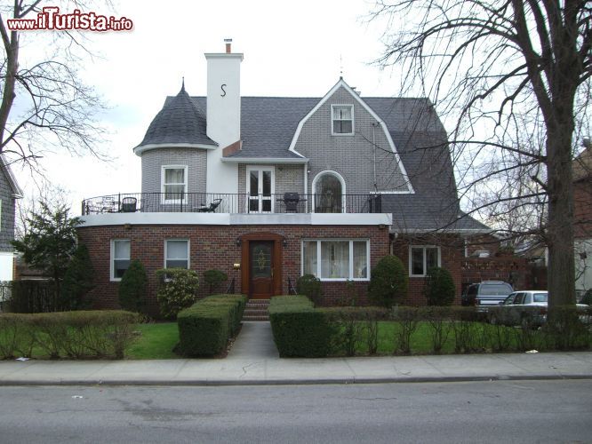 Immagine La casa di Constatine schuberts: ci troviamo a Newy York nell'esclusivo quartiere di Dyker Heights - © wipidedia.org