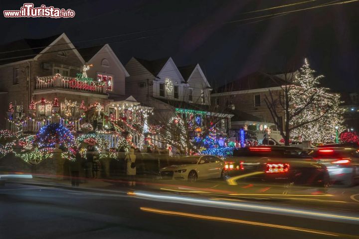 Immagine Una via del quartiere residenziale di Dyker Heights. Come tradizione qui si vive il vero Natale a New York City, con le strade addobbate a festa e tantissime luci colorate che rischiarano la notte - © Vladimir Korostyshevskiy / Shutterstock.com