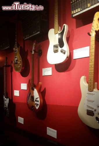 Immagine Chitarre elettriche in mostra all'interno dell'Irish Rock'n Roll Museum di  Dublino - © irishrocknrollmuseum.com/