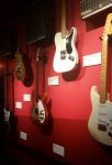 Chitarre elettriche in mostra all'interno dell'Irish Rock'n Roll Museum di  Dublino - © irishrocknrollmuseum.com/