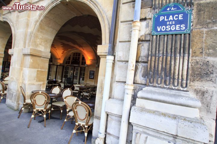 Immagine Un Caffè tipico di Parigi sotto i portici di Place des Vosges in Francia - © Rrrainbow / Shutterstock.com