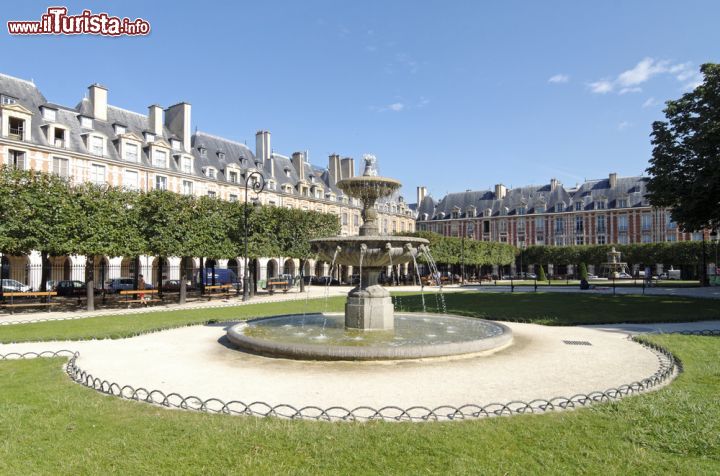 Immagine Fontana dedicata a Luigi XIII a Place des Vosges: siamo nell'angolo nord orientale della piazza  - © bensliman hassan / Shutterstock.com