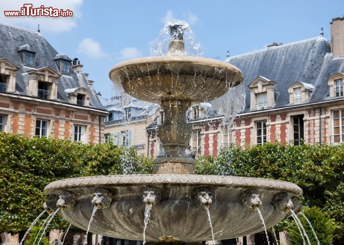 Immagine Fontana con Leoni a Place del Vosges a Parigi: le fontane di questo luogo iconico della capitale fracese sono dedicare a Luigi XIII - © Elena Dijour / Shutterstock.com