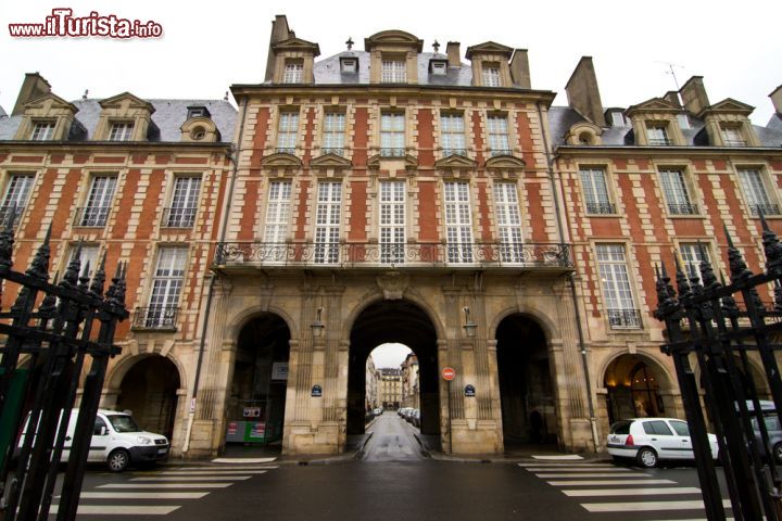 Immagine L'Ingresso imponente a Place des Vosges a Parigi (Francia) - © euclem / Shutterstock.com