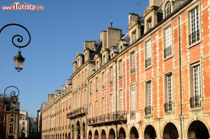 Immagine La piazza più antica di Parigi è Place des Vosges. Luogo di grande fascino è uno dei simboli della Capitale francese. Si trova nel quartiere Marais - © Pack-Shot / Shutterstock.com