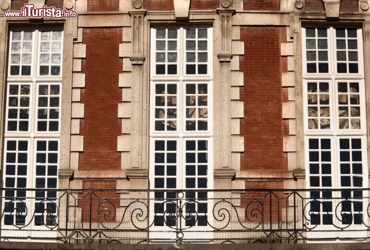 Immagine particolare di un palazzo elegante a Place des Vosges a Parigi - © atm2003 / Shutterstock.com