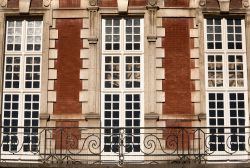 particolare di un palazzo elegante a Place des Vosges a Parigi - © atm2003 / Shutterstock.com