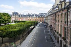 Piazza des Vosges a Parigi, nella sua versione ...