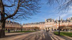 La spettacolare Place des Vosges fotografata in autunno - © Golaizola / Shutterstock.com 