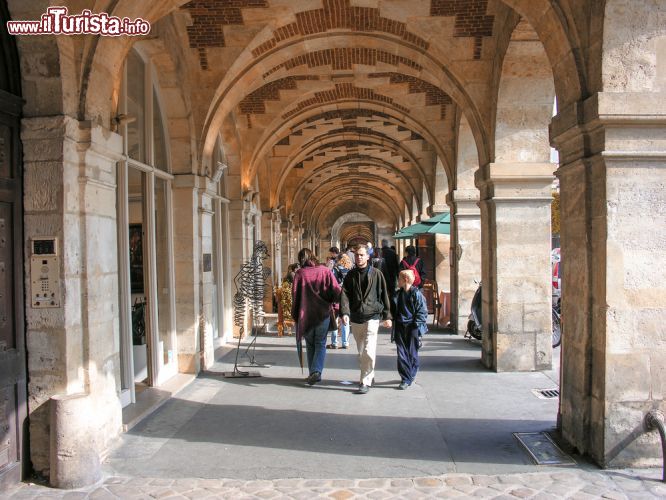 Immagine Un elegante portico a Place des Vosges a Parigi - © CristinaMuraca / Shutterstock.com