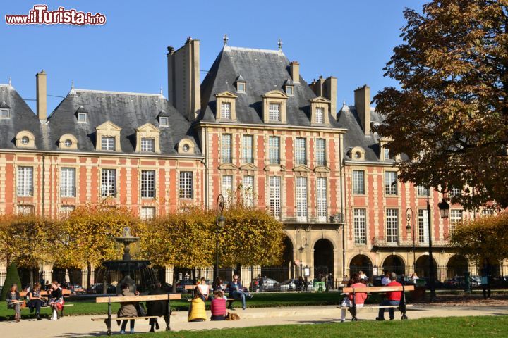 Immagine I palazzi di mattoni rossi a Places des Vosges risplendono nelle giornate di sole dando un fascino aggiuntivo alla piazza più vecchia di Parigi - © Pack-Shot / Shutterstock.com