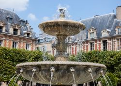 Fontana con Leoni a Place del Vosges a Parigi: le fontane di questo luogo iconico della capitale fracese sono dedicare a Luigi XIII - © Elena Dijour / Shutterstock.com