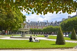 I francesi amano rilassarsi a Place des Vosges, la storica piazza di Parigi, luogo preferito da artisti e studenti - © Marina99 / Shutterstock.com