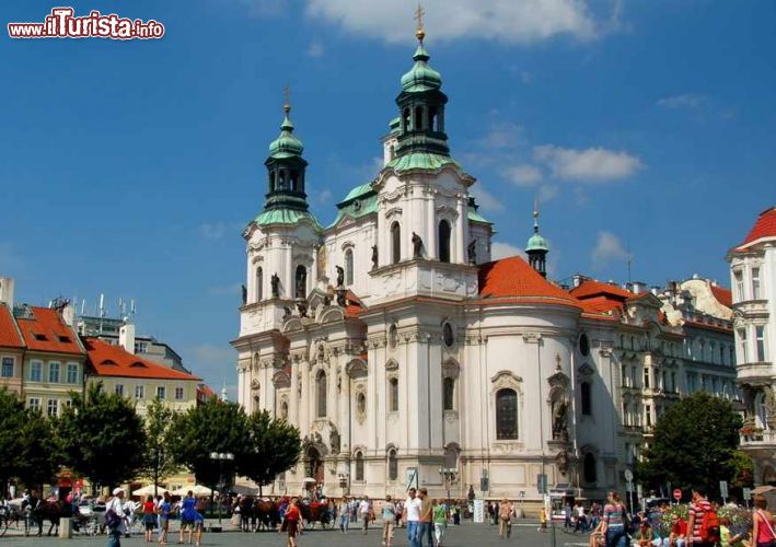 Immagine La chiesa di San Nicola fotografata dalla piazza della città vecchia di Praga - © Xuanlu Wang / Shutterstock.com