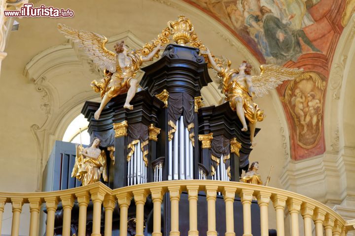 Immagine Organo settecentesco all'interno della chiesa di San Nicola,  città vecchia di Praga - © Angelina Dimitrova / Shutterstock.com