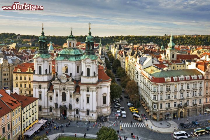 Immagine La chiesa barocca di San Nicola fotografata dalla Torre dell'Orologio di Praga - © Vladimir Sazonov / Shutterstock.com