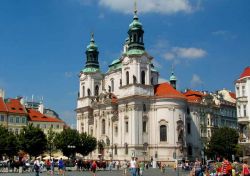 La chiesa di San Nicola fotografata dalla piazza della città vecchia di Praga - © Xuanlu Wang / Shutterstock.com