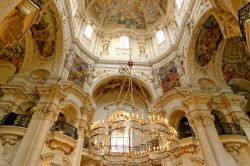L'interno barocco della Chiesa di San Nicola in centro a Praga - © Angelina Dimitrova / Shutterstock.com 