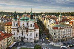 La chiesa barocca di San Nicola fotografata dalla Torre dell'Orologio di Praga - © Vladimir Sazonov / Shutterstock.com