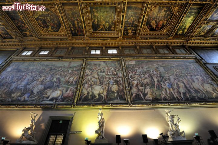 Immagine Gli affreschi sulle pareti maggiori del Salone dei Cinquecento raffigurano le battaglie vittoriose di Firenze contro le altre città toscane - © T photography / Shutterstock.com