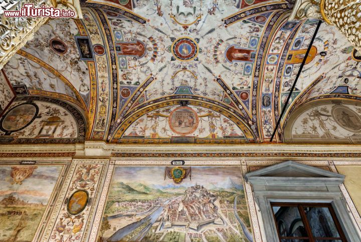 Immagine Affreschi e grottesche nel cortile interno di Palazzo Vecchio a Firenze - © Viacheslav Lopatin / Shutterstock.com