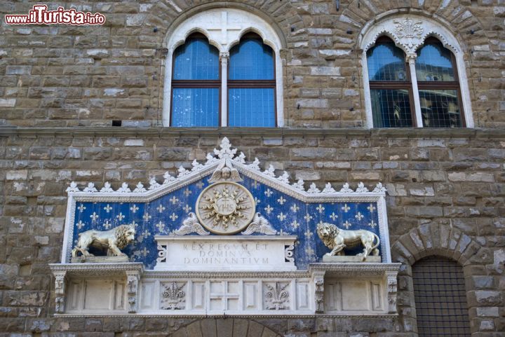 Immagine Un dettaglio della facciata di Palazzo Vecchio a Firenze: tra i due leone si trova il trigramma di Cristo, circondato dalla scritta Rex Regum et Dominus Dominantium e cioè Gesù Cristo, Re dei Re e Signore dei Signori - © Surkov Dimitri / Shutterstock.com