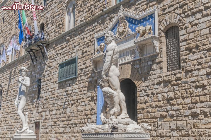 Immagine La facciata in pietra  le statue dell'Arengario, che rendono elegante l'esterno di Palazzo Vecchio a Firenze - © Anibal Trejo / Shutterstock.com