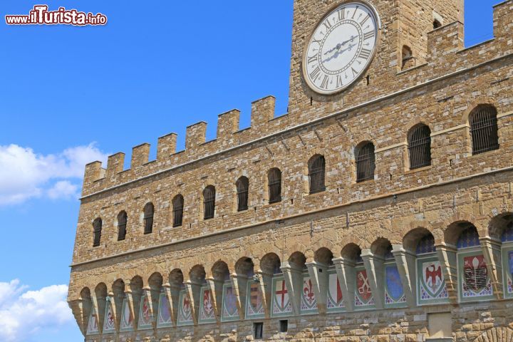 Immagine L'Orologio e gli stemmi di Palazzo Vecchio a Firenze. Gli stemmi vennero dipinti nella metà del 14° secolo, mentre l'orologio è quello installato nel 1667, che sostituì il primo che era stato costruito da Nicolò Bernardo - © ChiccoDodiFC / Shutterstock.com