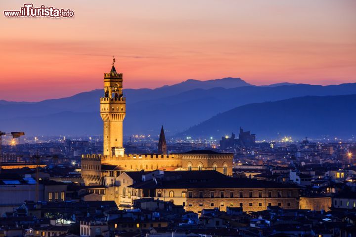 Immagine Il Panorama notturno di Firenze: la skyline è dominata dal Palazzo Vecchio e la sua Torre di Arnolfo, sullo sfondo le montagne dell'Appennino Toscano - © Sorin Colac / Shutterstock.com