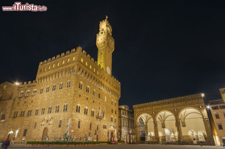 Immagine Fotografia notturna di Piazza della Signoria e l'imponente Palazzo Vecchio a Firenze. In basso a destra la celebre Loggia - © Lee Yiu Tung / Shutterstock.com
