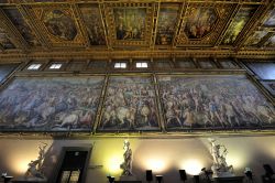 Gli affreschi sulle pareti maggiori del Salone dei Cinquecento raffigurano le battaglie vittoriose di Firenze contro le altre città toscane - © T photography / Shutterstock.com 