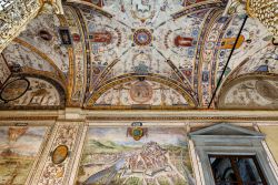 Affreschi e grottesche nel cortile interno di Palazzo Vecchio a Firenze - © Viacheslav Lopatin / Shutterstock.com 
