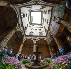 Il primo cortile di Palazzo Vecchio: è il primo spazio aperto che s'incontra oltrepassando il portone su Piazza della Signoria - © Viacheslav Lopatin / Shutterstock.com 