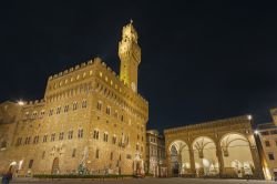 Fotografia notturna di Piazza della Signoria e l'imponente Palazzo Vecchio a Firenze. In basso a destra la celebre Loggia - © Lee Yiu Tung / Shutterstock.com